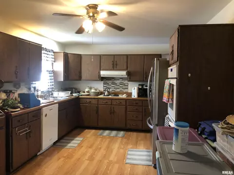 1207 E Reeves St, Marion, IL 62959 photo 2