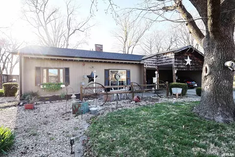 7 Phyllis Dr, Centralia, IL 62801