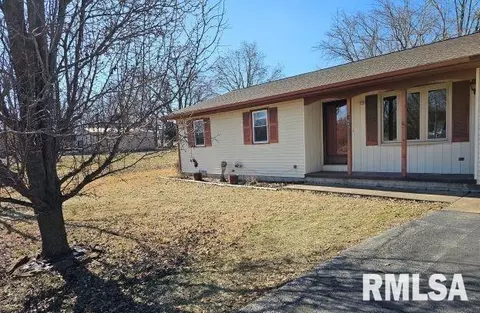 109 Hickory St, Harrisburg, IL 62946