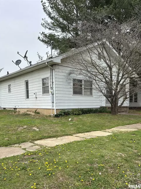 303 S Emma St, Christopher, IL 62822