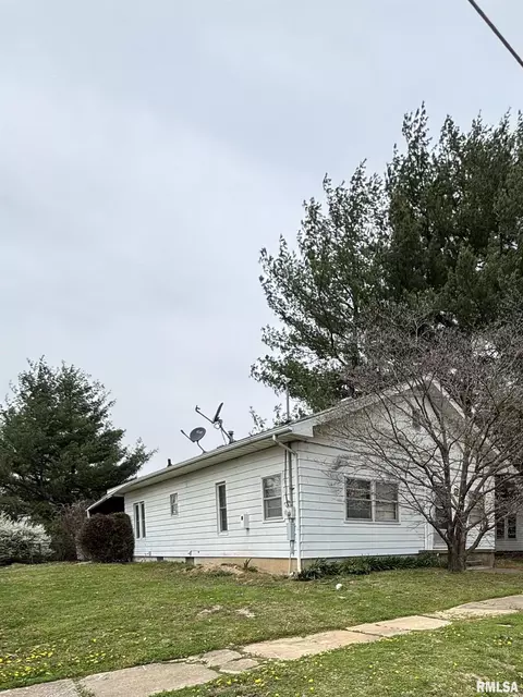 303 S Emma St, Christopher, IL 62822 photo 2