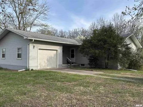 9700 N Straw Ln, Mount Vernon, IL 62864