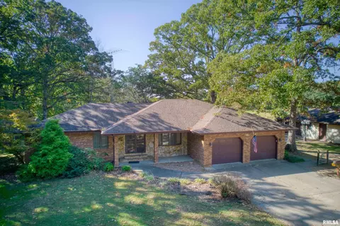 381 Martie Rd, Elkville, IL 62932