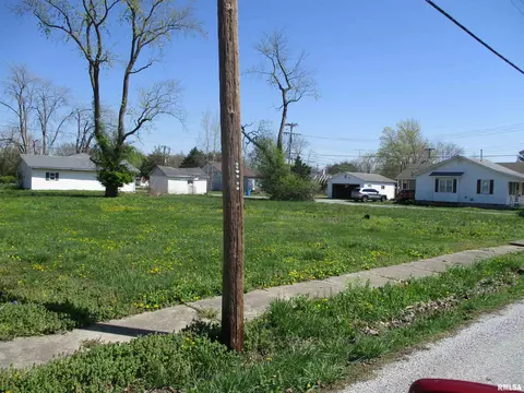 1111 E Bond St, Benton, IL 62812 photo 2