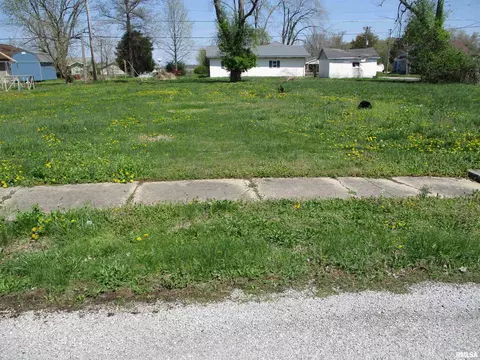 1111 E Bond St, Benton, IL 62812 photo 4