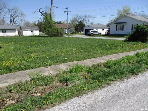 1111 E Bond St, Benton, IL 62812 photo 5