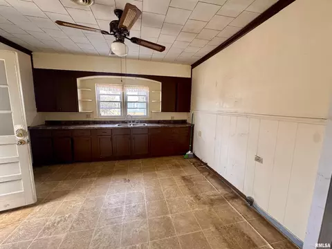 808 W White St, Marion, IL 62959 photo 11