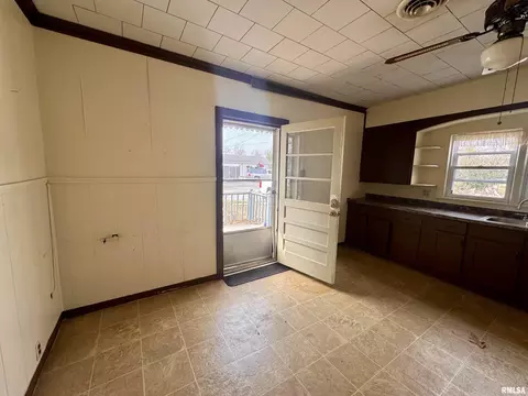 808 W White St, Marion, IL 62959 photo 13