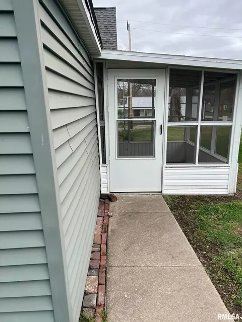 401 S Victor St, Christopher, IL 62822 photo 4