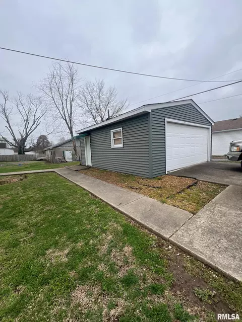 401 S Victor St, Christopher, IL 62822 photo 2