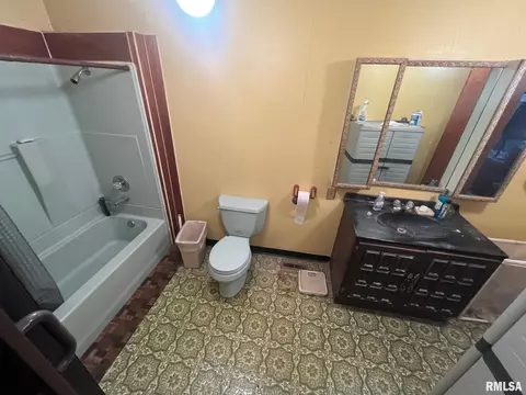 401 S Victor St, Christopher, IL 62822 photo 10