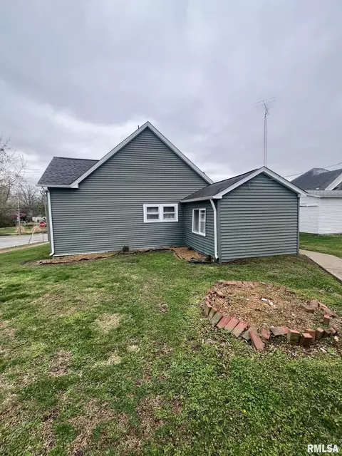 401 S Victor St, Christopher, IL 62822 photo 3