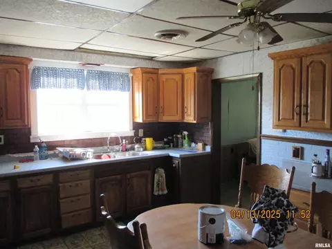 229 S James St, Centralia, IL 62801 photo 6