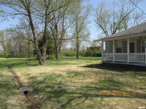 229 S James St, Centralia, IL 62801 photo 2