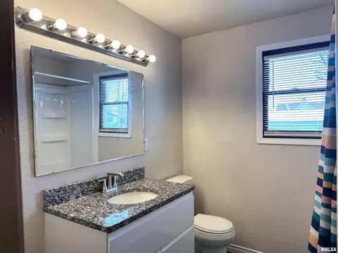 403 S State St, Christopher, IL 62822 photo 11