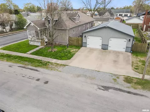 302 W Sylvester St, Christopher, IL 62822
