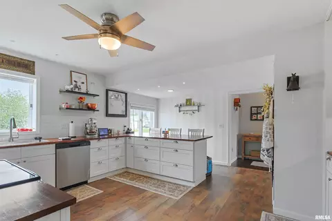 302 W Sylvester St, Christopher, IL 62822 photo 7
