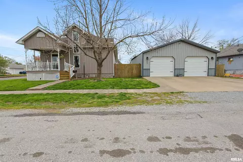 302 W Sylvester St, Christopher, IL 62822 photo 4
