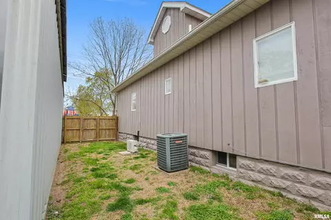 302 W Sylvester St, Christopher, IL 62822 photo 27