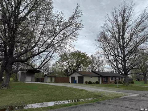 504 W William St, Benton, IL 62812