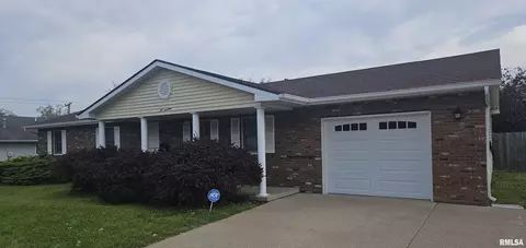 214 W Locust St, Harrisburg, IL 62946