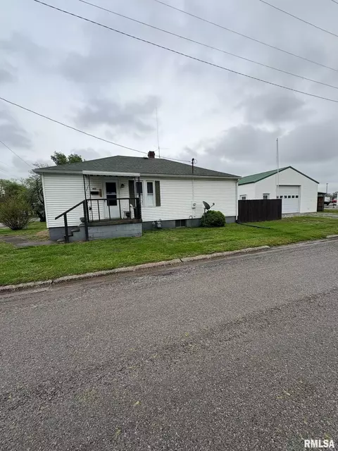 402 Lawrence St, Benton, IL 62812