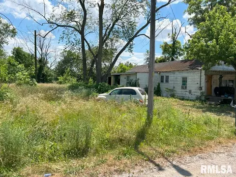 212 N 1st St, Clay City, IL 62824