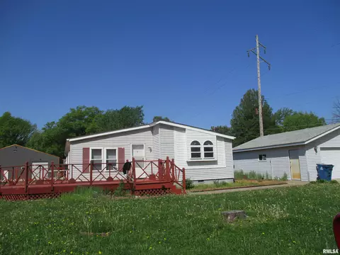 911 N Buchanan St, Benton, IL 62812 photo 2