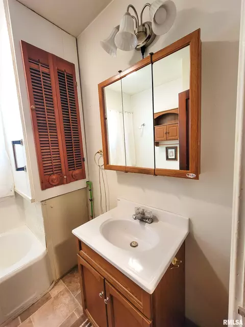 439 Fair Ave, Flora, IL 62839 photo 34