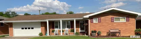 108 College Dr, Carmi, IL 62821