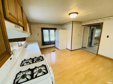605 N Cedar St, Sandoval, IL 62882 photo 4