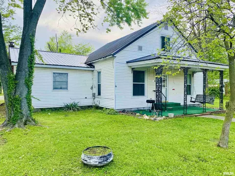 605 N Cedar St, Sandoval, IL 62882