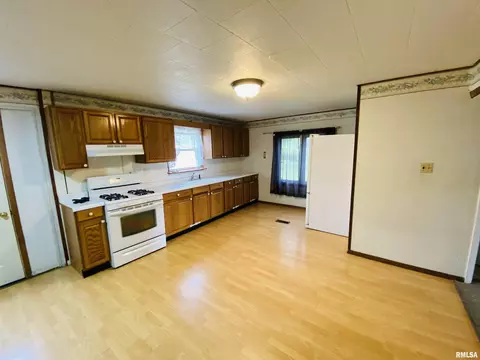 605 N Cedar St, Sandoval, IL 62882 photo 5