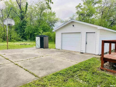 605 N Cedar St, Sandoval, IL 62882 photo 3