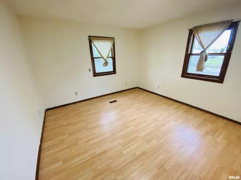 605 N Cedar St, Sandoval, IL 62882 photo 9