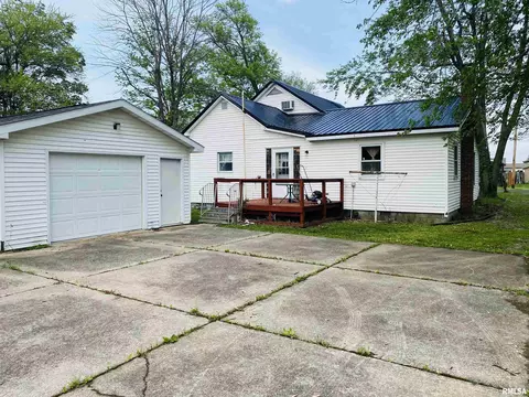 605 N Cedar St, Sandoval, IL 62882 photo 2