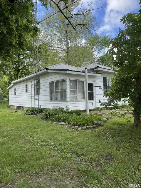 718 E Burkett St, Benton, IL 62812