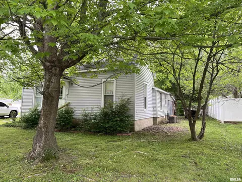 621 S 6th St, Herrin, IL 62948 photo 3