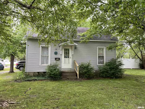 621 S 6th St, Herrin, IL 62948