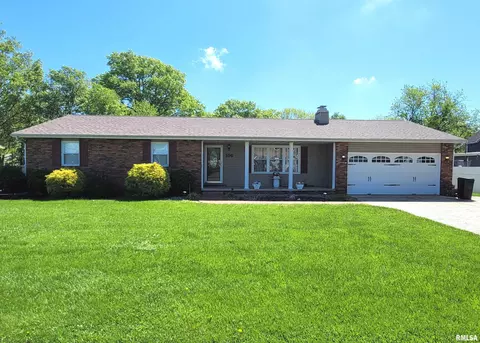 106 Woodland Dr, Salem, IL 62881