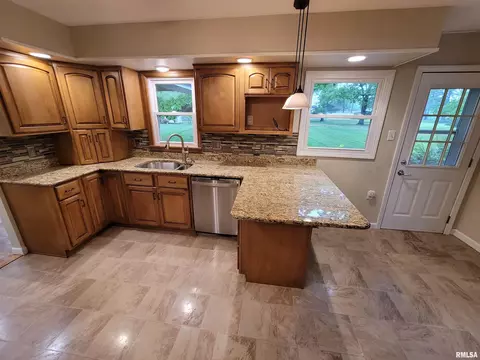 219 Oak Tree Ave, Salem, IL 62881 photo 4