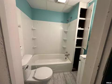 Bath - 406 E Jackson St, Marion, IL 62959 photo 1 of 2