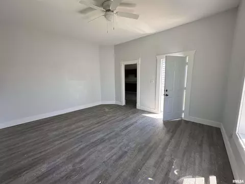 Living - 406 E Jackson St, Marion, IL 62959 photo 2 of 3