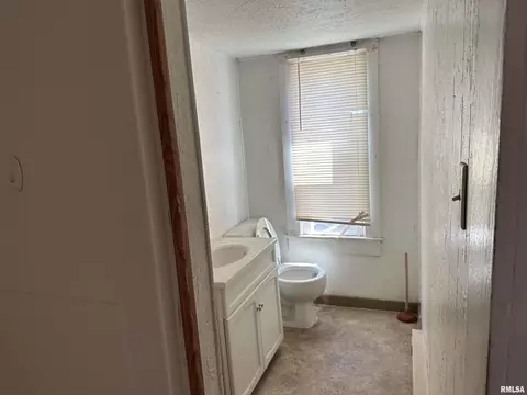 Bath - 406 E Jackson St, Marion, IL 62959 photo 2 of 2