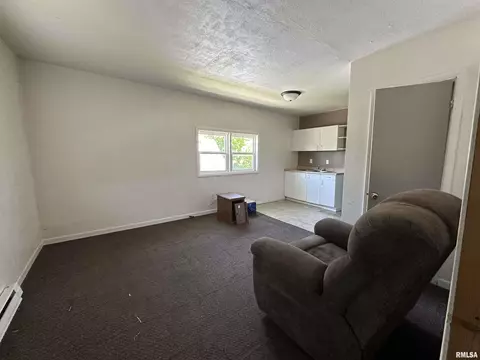Living - 406 E Jackson St, Marion, IL 62959 photo 3 of 3