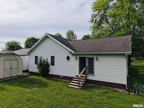 105 E Yung St, Sesser, IL 62884 photo 4