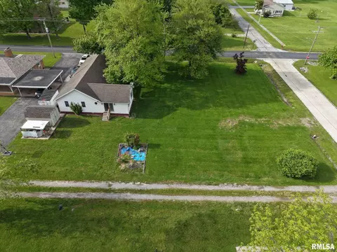105 E Yung St, Sesser, IL 62884 photo 6