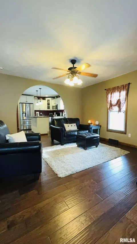 105 E Yung St, Sesser, IL 62884 photo 18