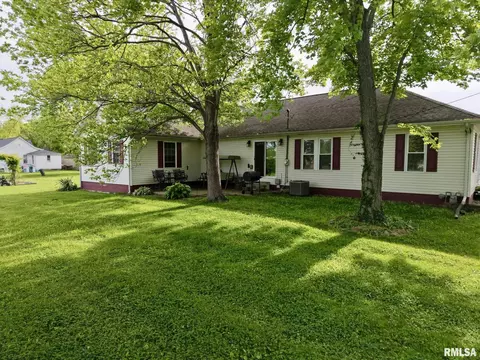 105 E Yung St, Sesser, IL 62884 photo 11