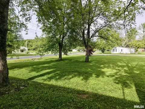 105 E Yung St, Sesser, IL 62884 photo 8